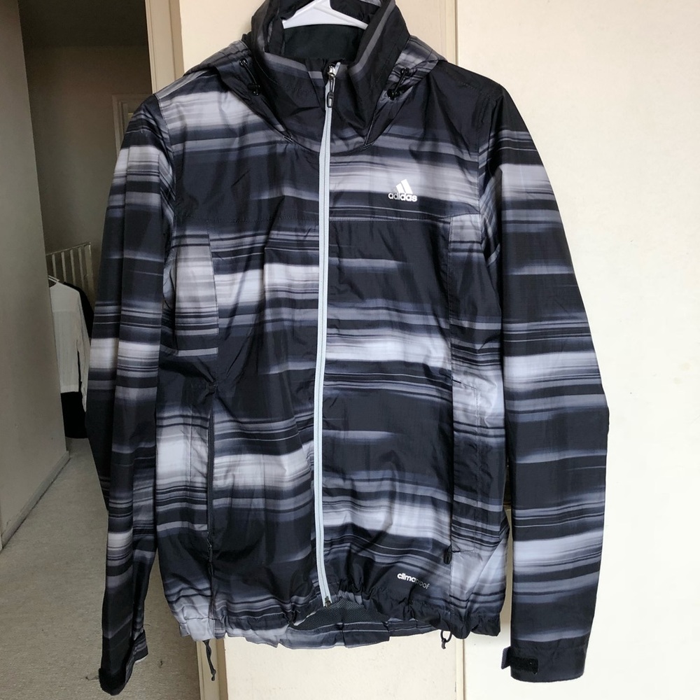 Semi Oversized Windbreaker Adidas.